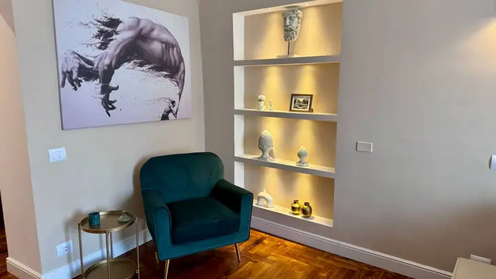 Angolo lettura con libreria illuminata
