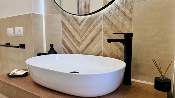 Lavabo da appoggio e rubinetteria nera