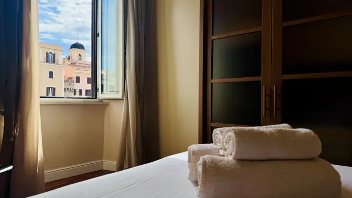 Asciugamani pronti e finestra sui palazzi della piazza