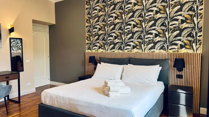 Letto king-size con carta da parati tropicale