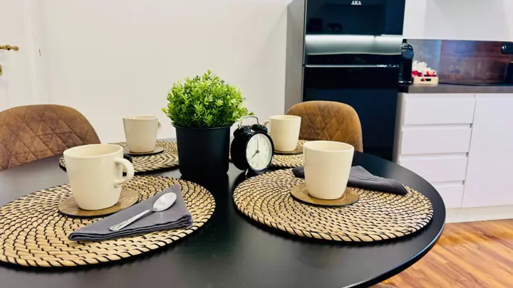 Tavolo apparecchiato per la colazione