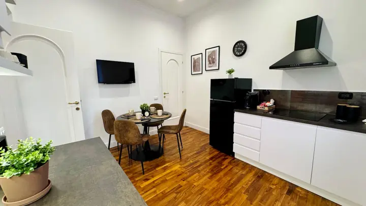 Cucina attrezzata con piano cottura e frigorifero