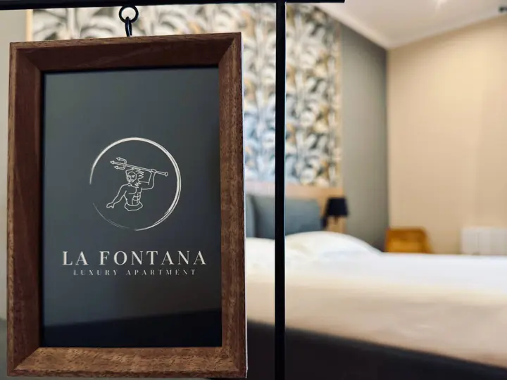 Dettaglio con il logo de La Fontana