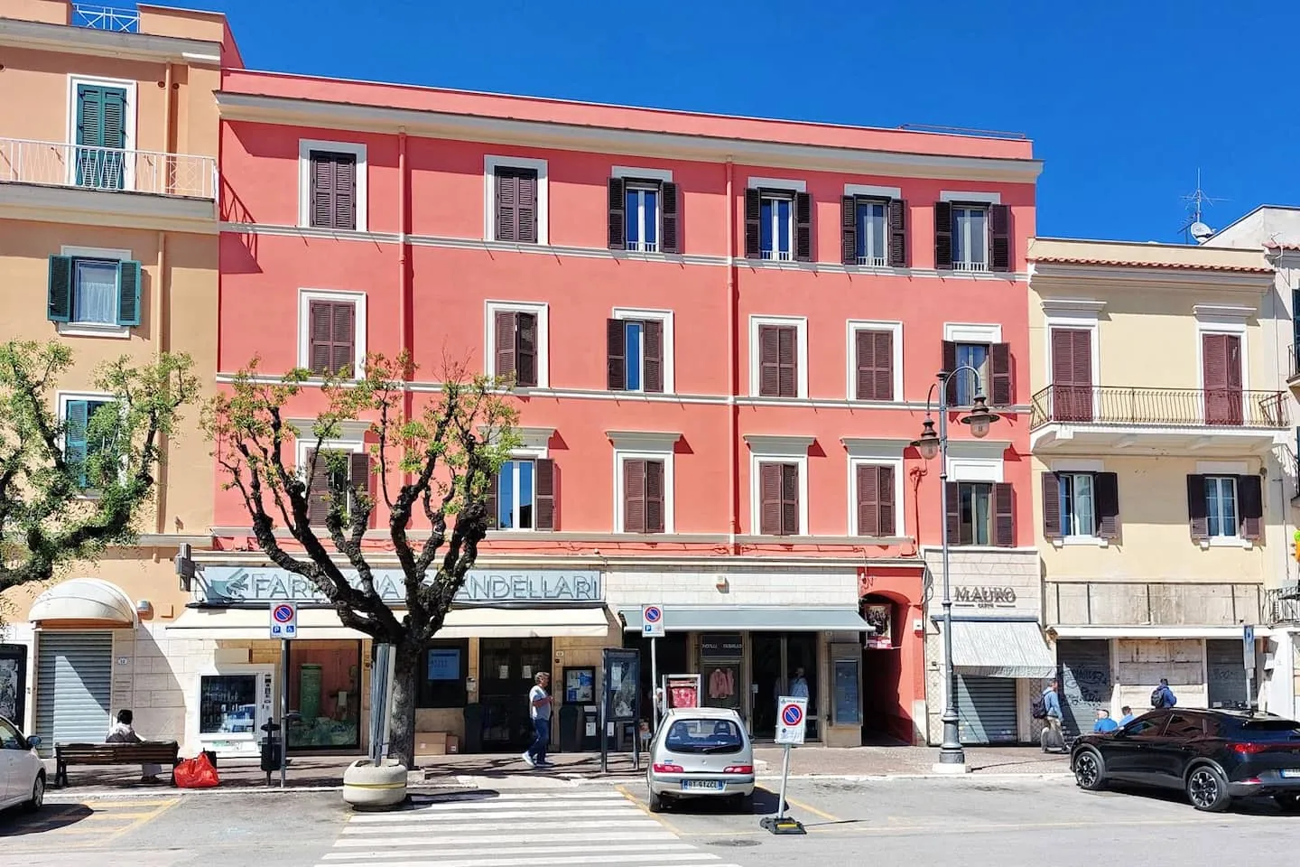 Piazza Mazzini a Nettuno, a 5 minuti a piedi dalla stazione