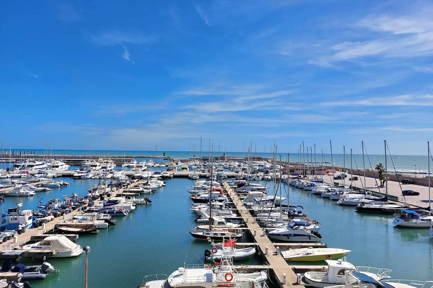 Il porto turistico di Nettuno, accanto alla spiaggia del centro