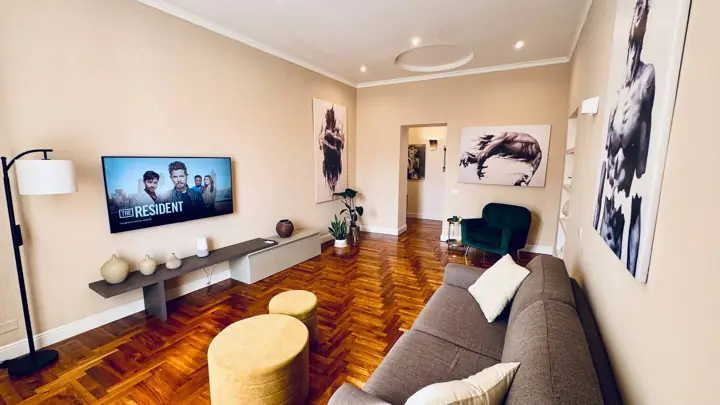 Soggiorno con TV a schermo piatto e opere d’arte